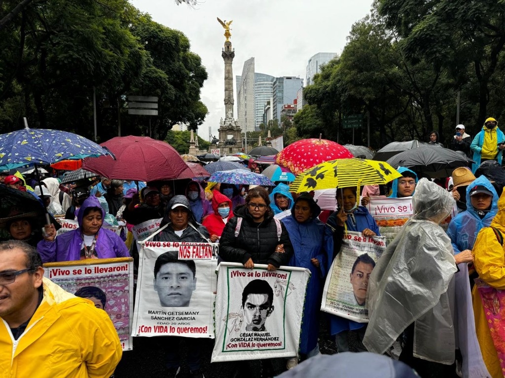 More than 500 students march for 10 years of Ayotzinapa