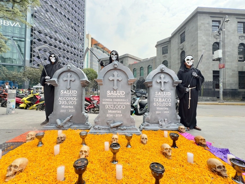 Instalan Ofrenda a Muertos por Alcohol y Tabaco en Sede de la SSa