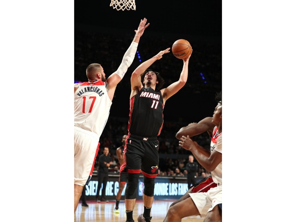 Jáquez performs before the fervor of 20,000 NBA fans