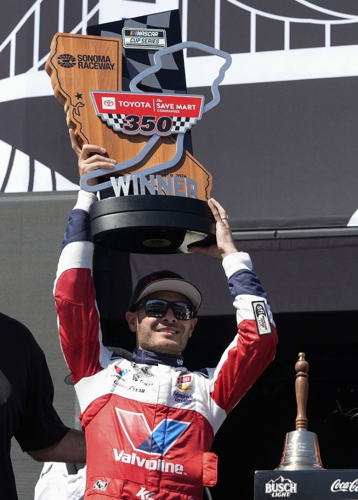 Kyle Larson triumphs in Sonoma and secures place in NASCAR playoffs