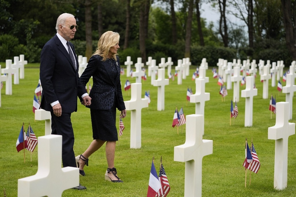 Democracy “is at risk,” says Biden in commemoration of D-Day