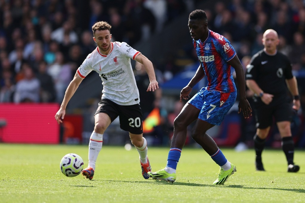 Liverpool retains the top of the Premier League by beating Crystal Palace 1-0