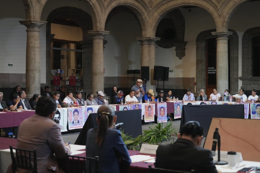 Sheinbaum promises to family members to get to the truth of the Ayotzinapa case