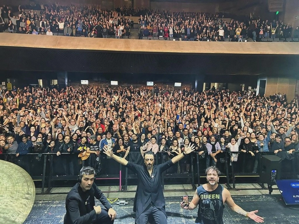 El grupo chileno Lucybell presentó su concierto Sesión 3000 la noche del sábado, en el Auditorio Black Berry de la Ciudad de México. Foto tomada del IG de la banda