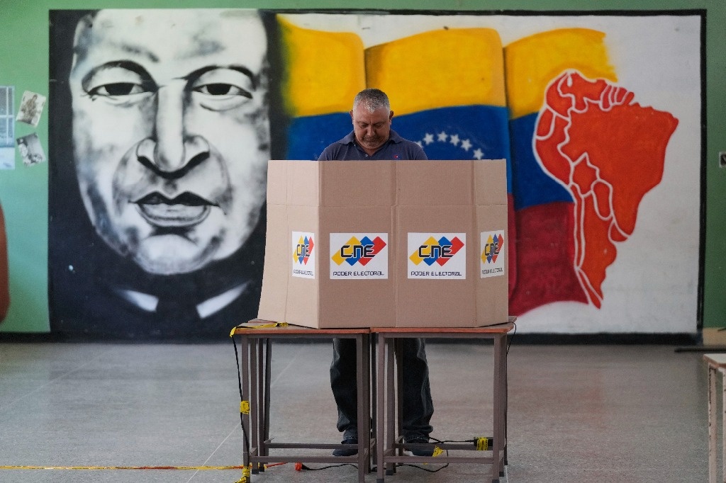 Maduro apologizes for denying entry to former presidents who would observe elections