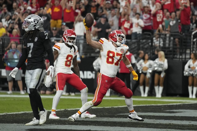 Mahomes and the Chiefs remain undefeated; Chargers beat Santos