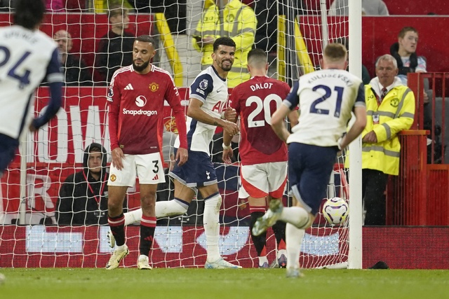 Man United cae 3-0 ante Tottenham en Old Trafford