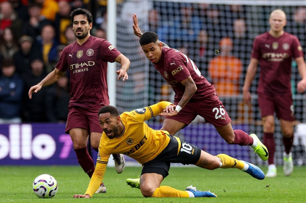 Manchester City beats Wolverhampton 2-1 in stoppage time