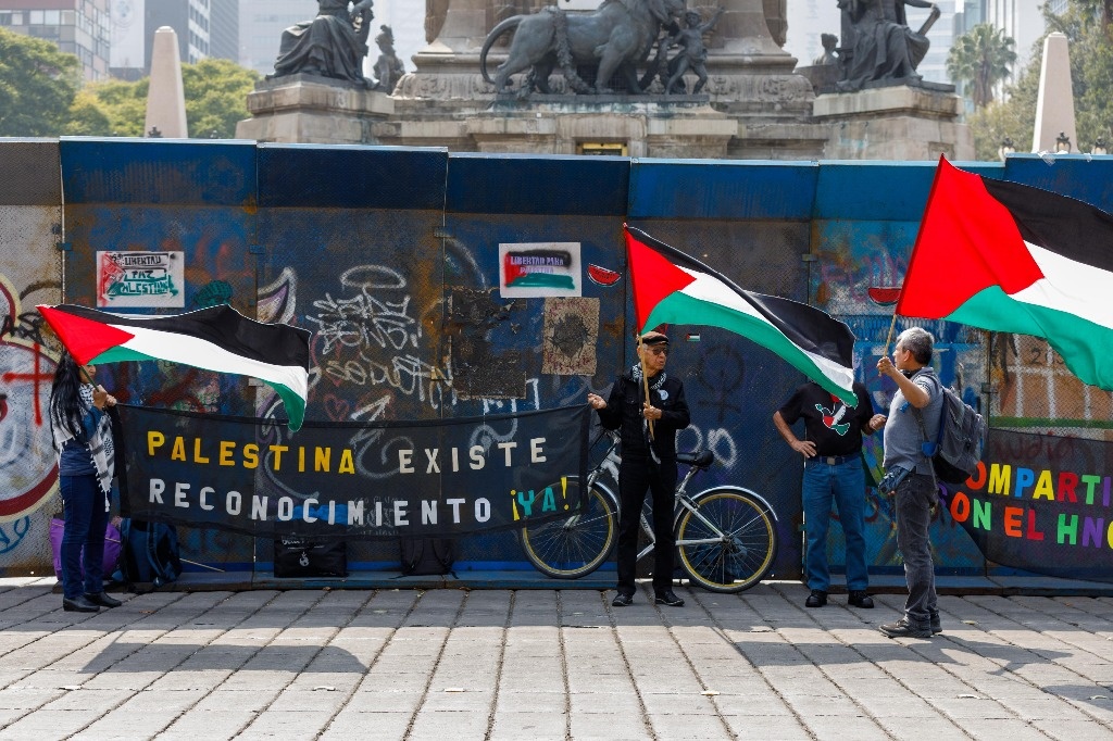 Pro-Palestinian demonstration, with little response at the Angel of Independence