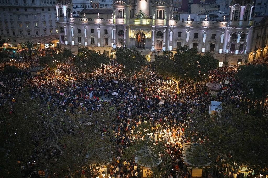 Thousands march in Valencia to demand the resignation of Carlos Mazón