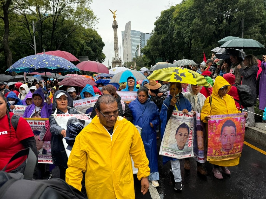 They express support for parents of the 43 during the march towards the Zócalo