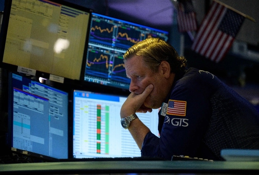 Financial markets moderate morning losses, but declines continue