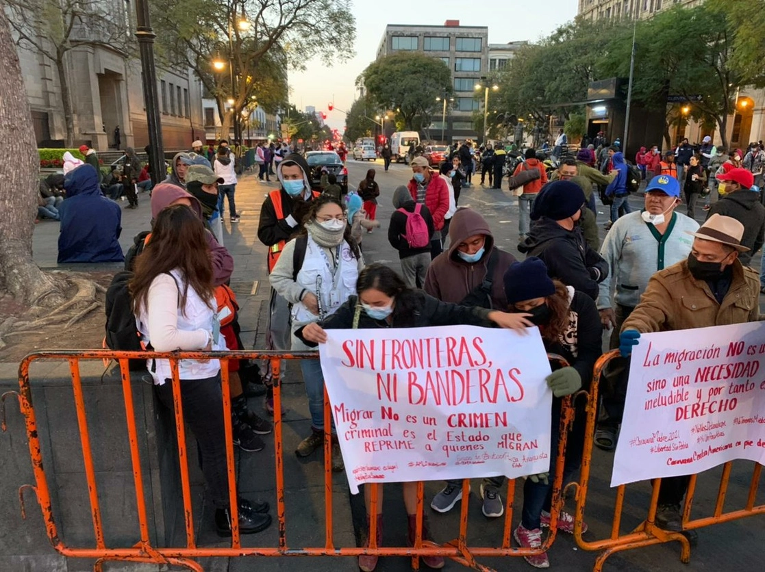 La Jornada Migrantes de la caravana en Palacio piden ayuda de AMLO