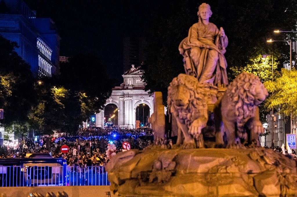 Hundreds of Actual Madrid followers have a good time on the Cibeles fountain