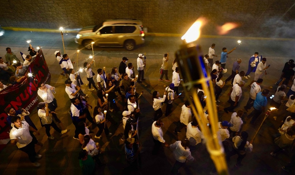 Thousands of Hondurans march with torches against the government