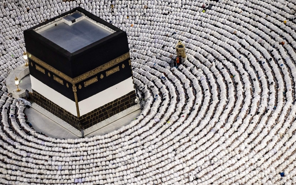 1000’s of Muslims make the nice annual pilgrimage to Mecca