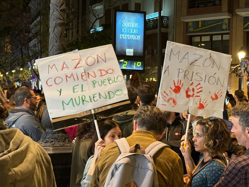 Thousands march in silence; They demand that the president of the Generalitat resign