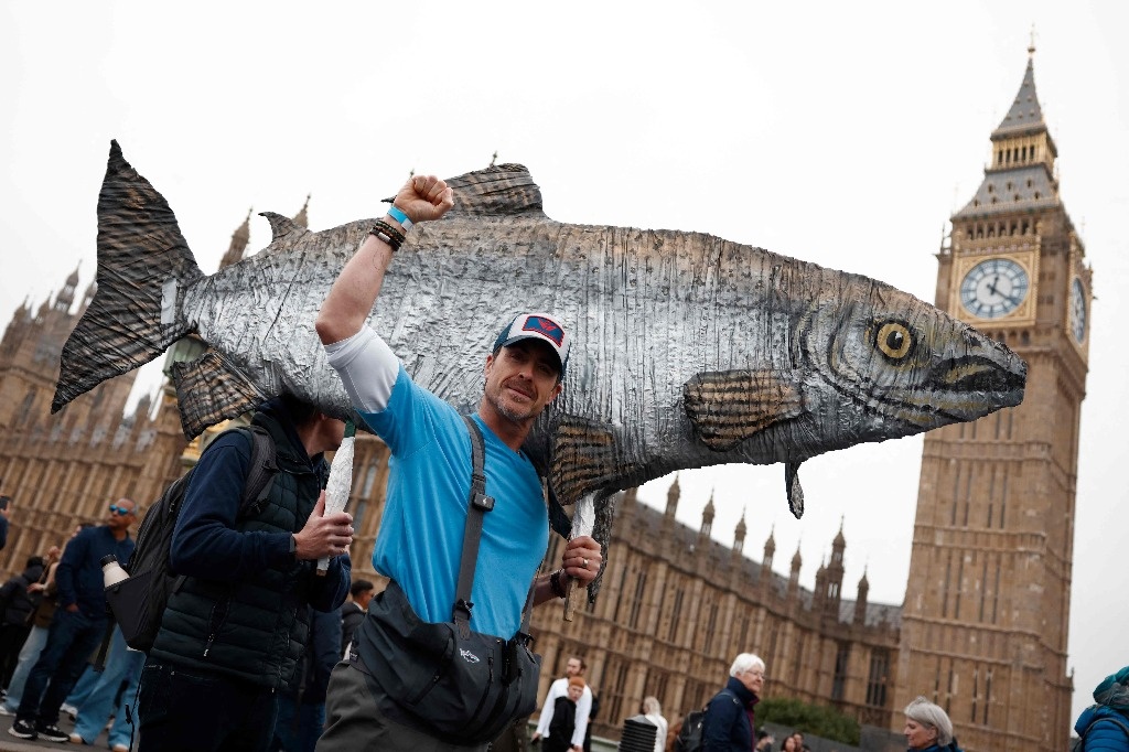 Thousands take part in March for Clean Water in London