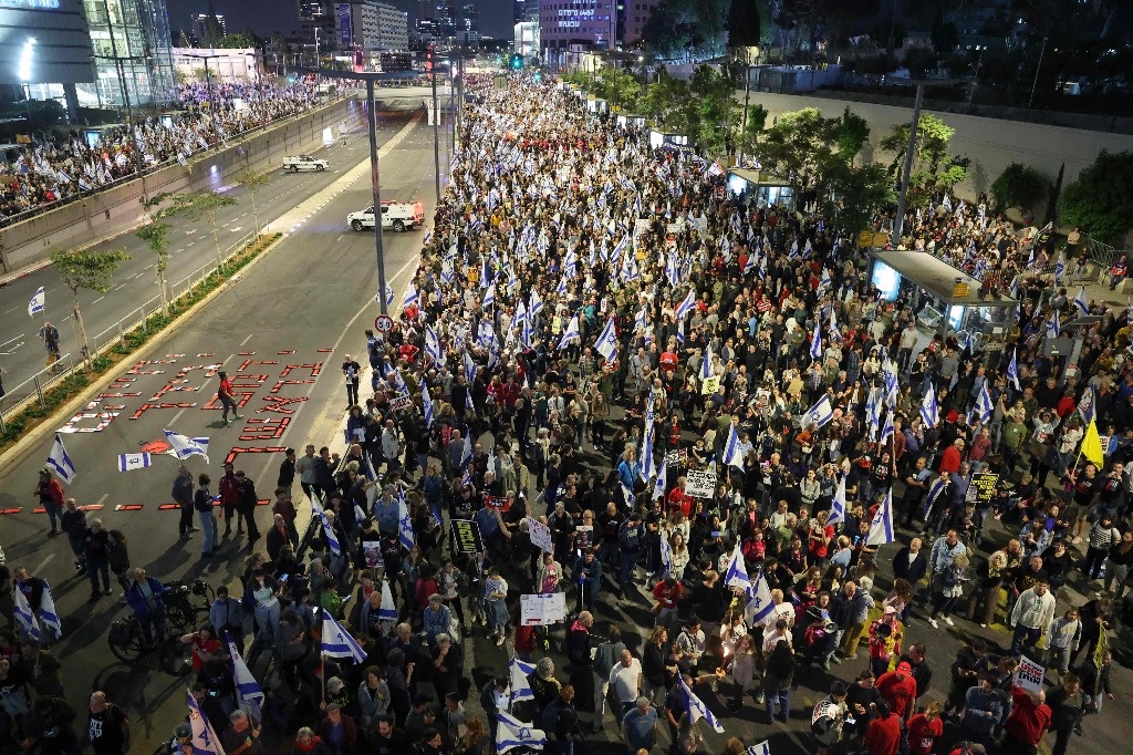 Thousands protest against Netanyahu in Israel