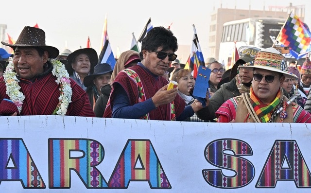 Morales leads anti-government march that advances on La Paz