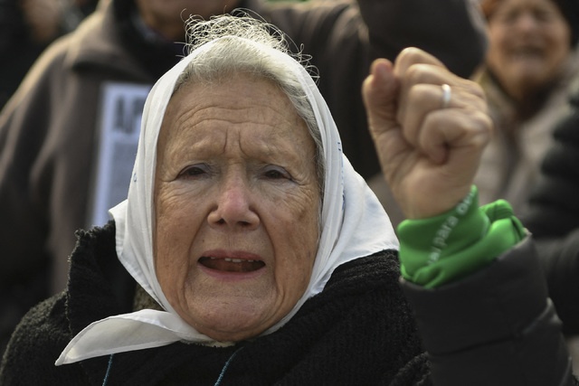 Nora Cortiñas, chief of the Moms of the Plaza de Mayo, dies