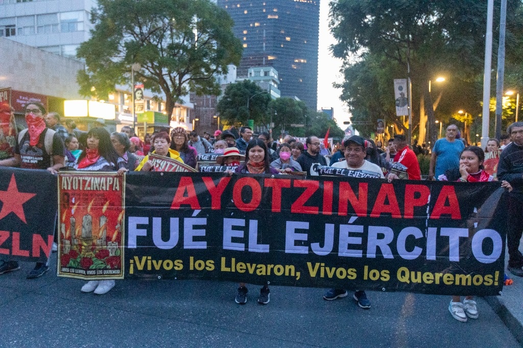 La Jornada - Normalistas exigen justicia por la desaparición de los 43  estudiantes de Ayotzinapa