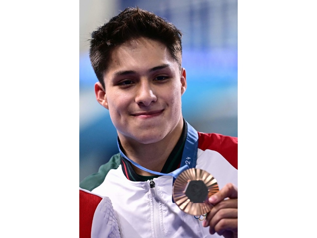 Osmar Olvera takes bronze in the three-meter springboard