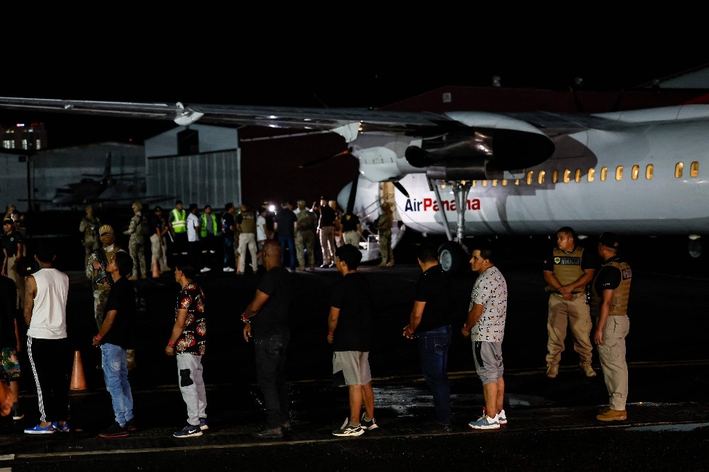 Panama returns 30 Ecuadorian migrants on US-funded flight