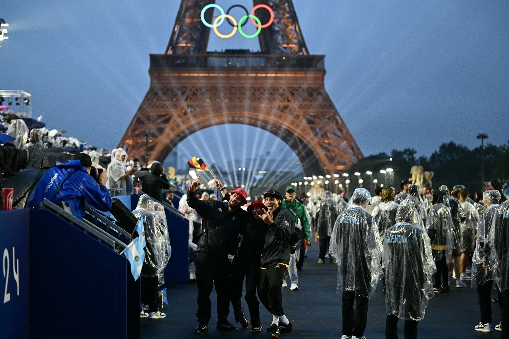 Paris 2024 welcomes with historic parade of delegations alongside the Seine