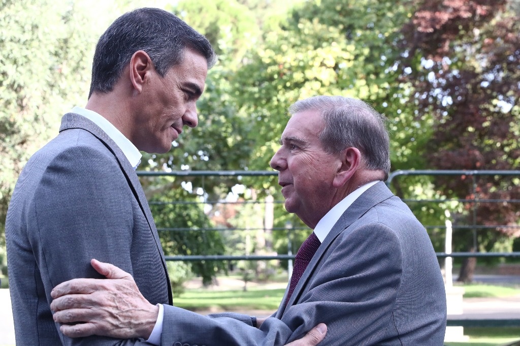 Pedro Sánchez receives Edmundo González at the La Moncloa Palace