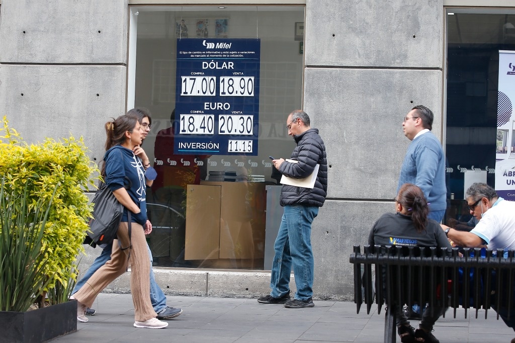 La Jornada Peso Cae Ante Aversi N Al Riesgo Por Conflicto Israel