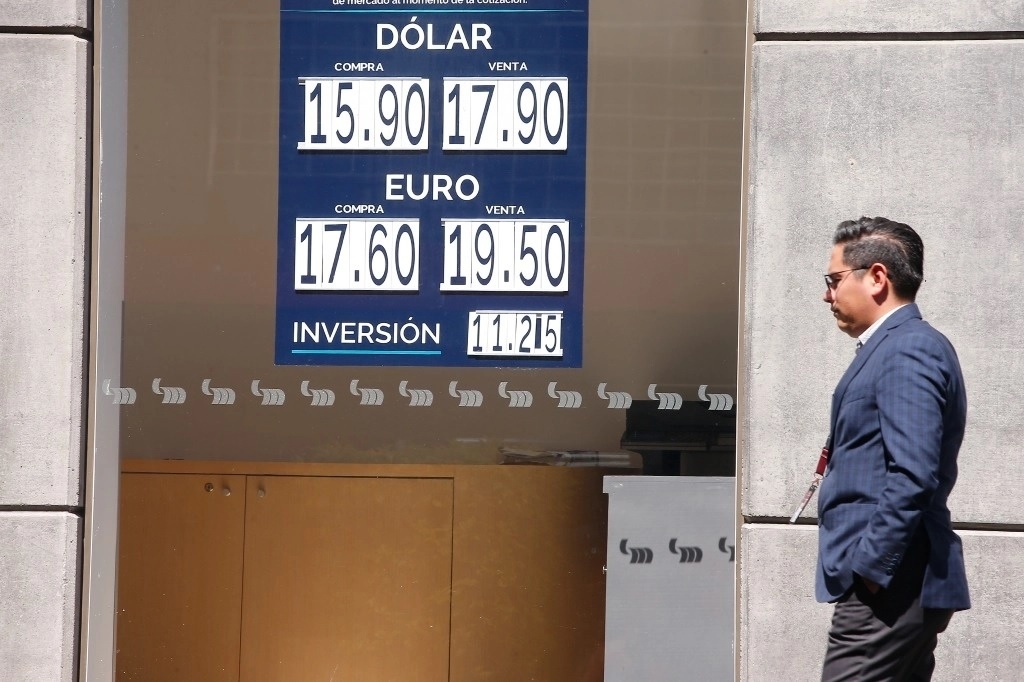 Mexican peso surpasses 19-unit barrier against the dollar