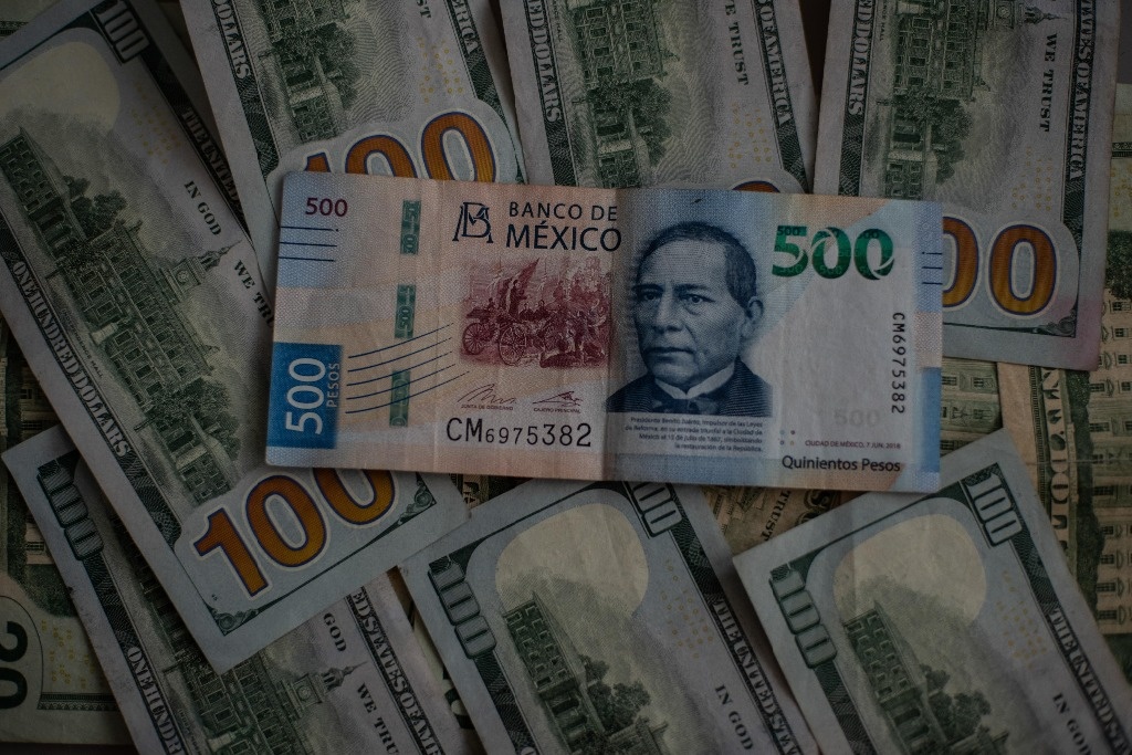 Mexican peso and inventory market undergo week of losses because of uncertainty in Fed charges