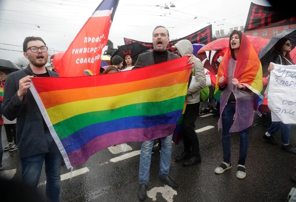 La Jornada - Policía realiza redadas en bares LGBT+ de Moscú, Rusia