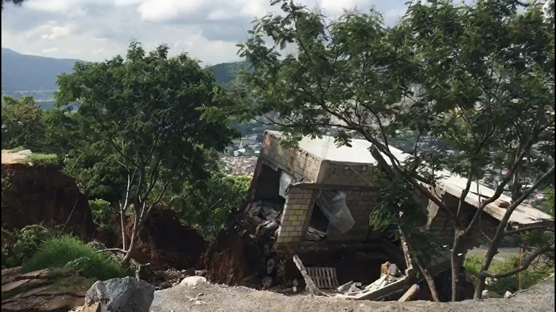 La Jornada Por Derrumbe En El Cerro Piedras Preciosas 40 Familias Dejan Sus Casas 8556