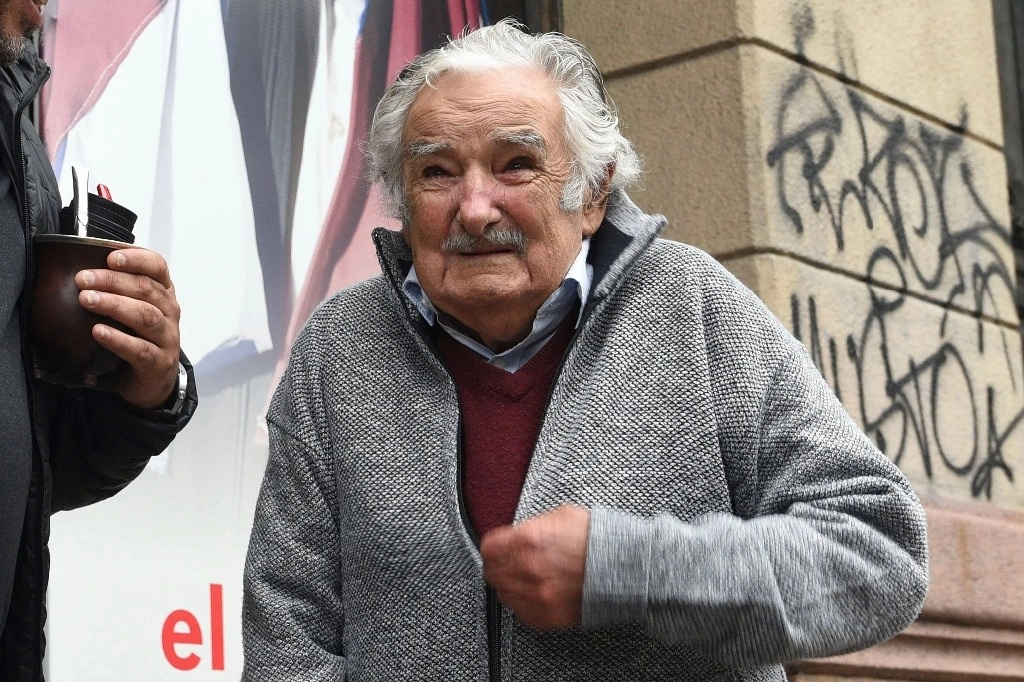 José Mujica shows improvement after cancer treatment