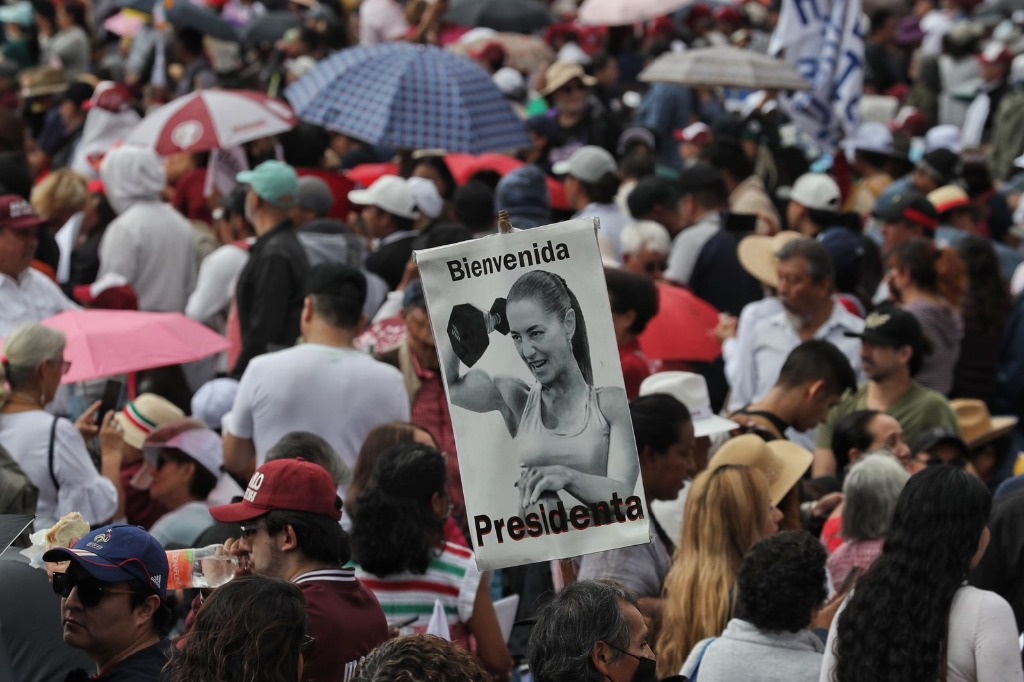 “President, President!” they chant together with AMLO on the arrival of Sheinbaum to the Presidency