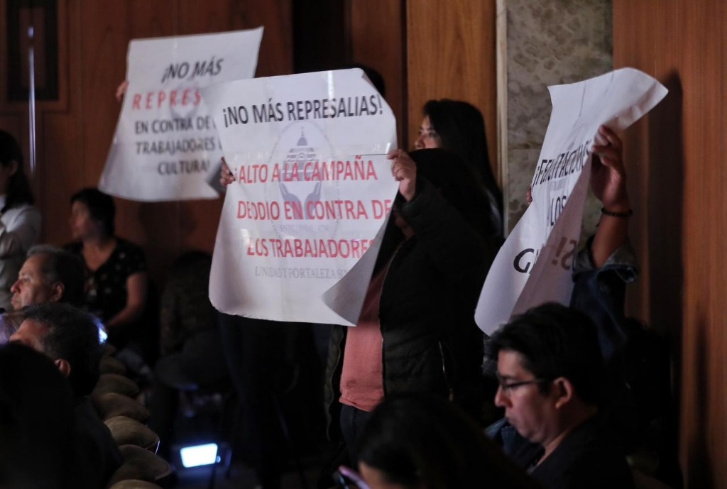 Protesters at Bellas Artes demand labor benefits