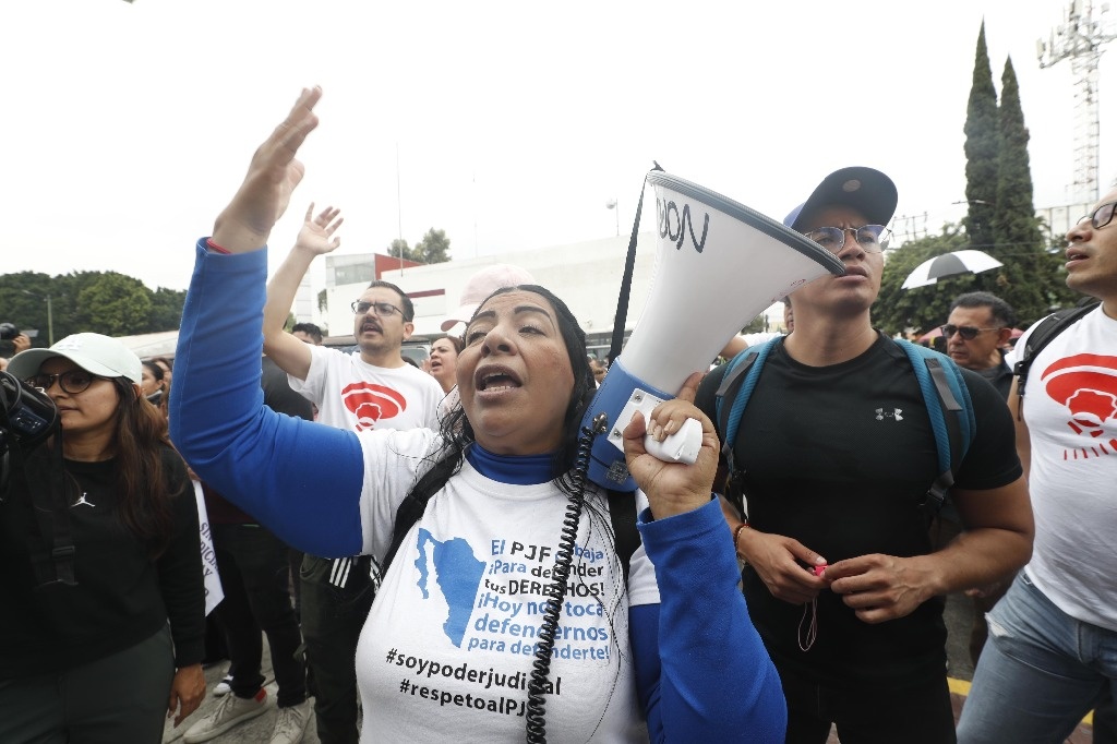 PJF workers protest in San Lázaro