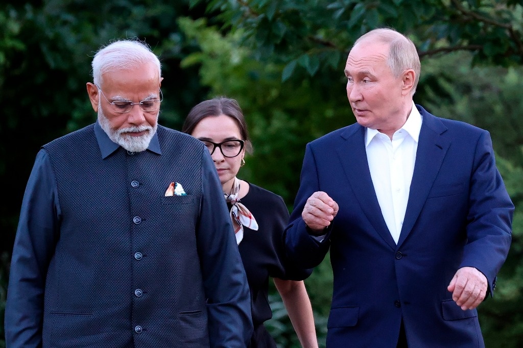 Putin welcomes Modi at his presidential residence