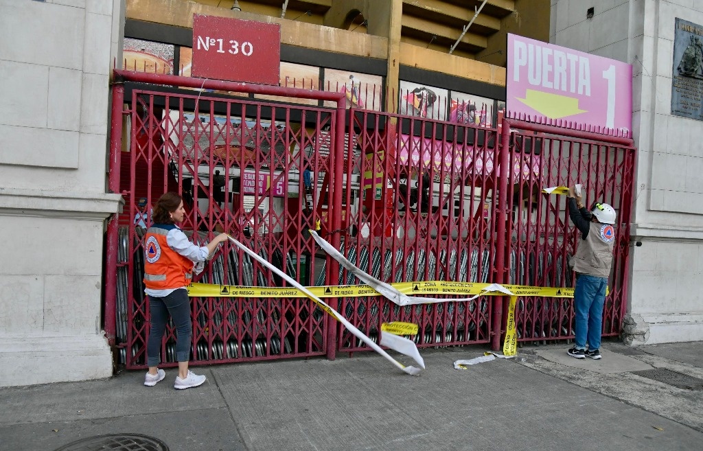 They remove suspension seals from the Plaza de Toros México