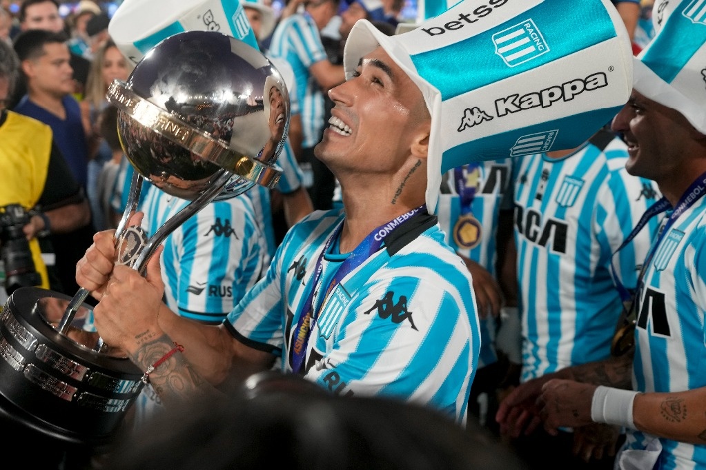 Racing defeats Cruzeiro and wins the South American Cup