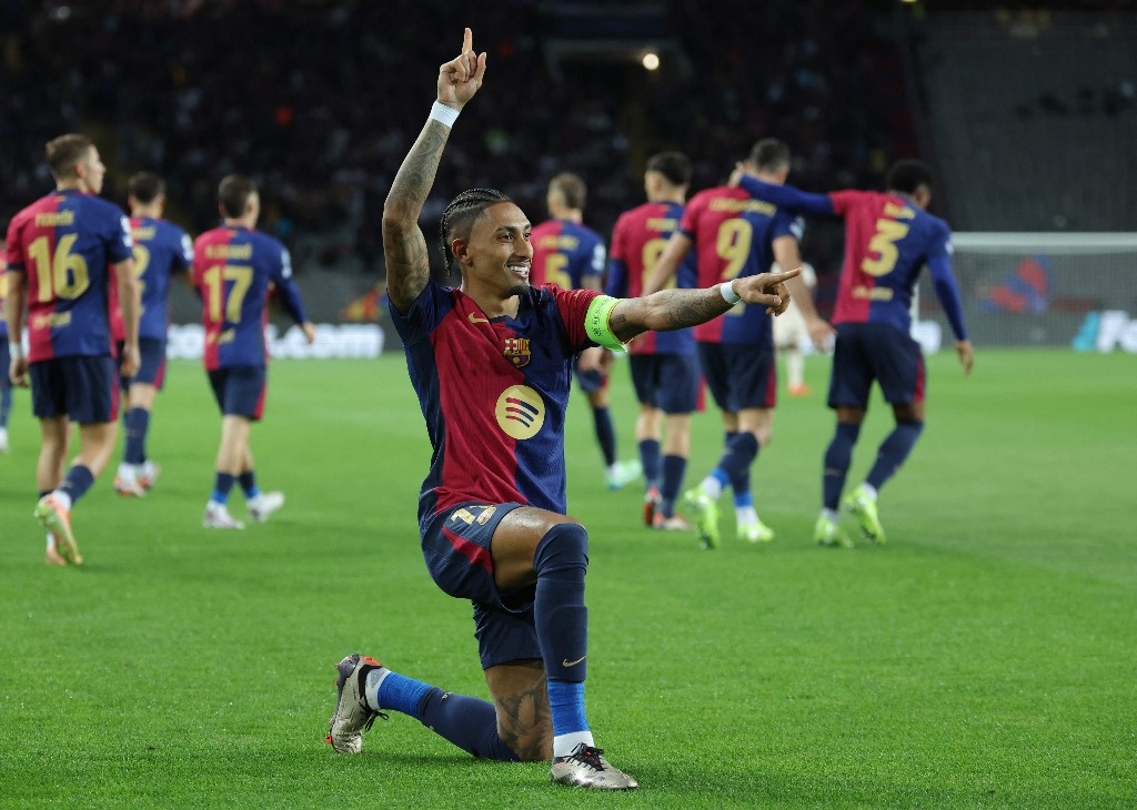 Raphinha scores hat trick in Barcelona’s rout of Bayern Munich