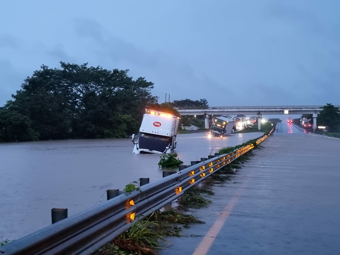 La Jornada Reabren carretera La Tinaja en Veracruz tras inundación