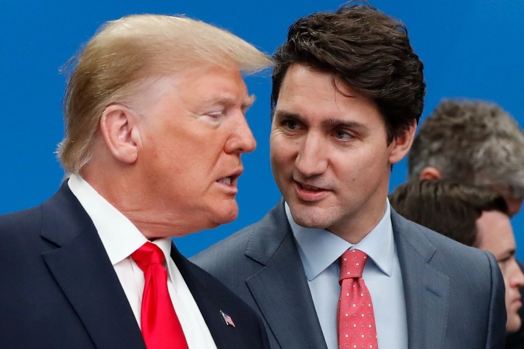 Justin Trudeau, primer ministro de Canadá dialoga con Donald Trump, virtual presidente electo de EU, en una reunión de la OTAN, en Watford, Hertfordshire, Inglaterra, el 4 de diciembre de 2019.