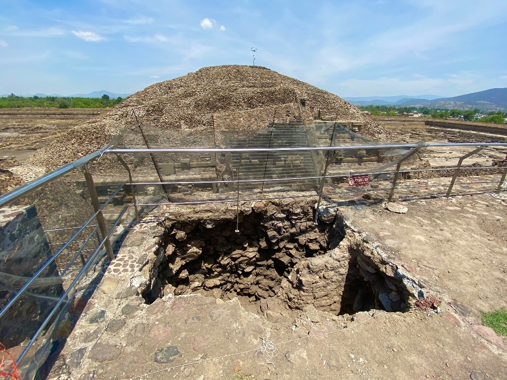 They perform excavations within the pyramid of Quetzalcóatl in Teotihuacán