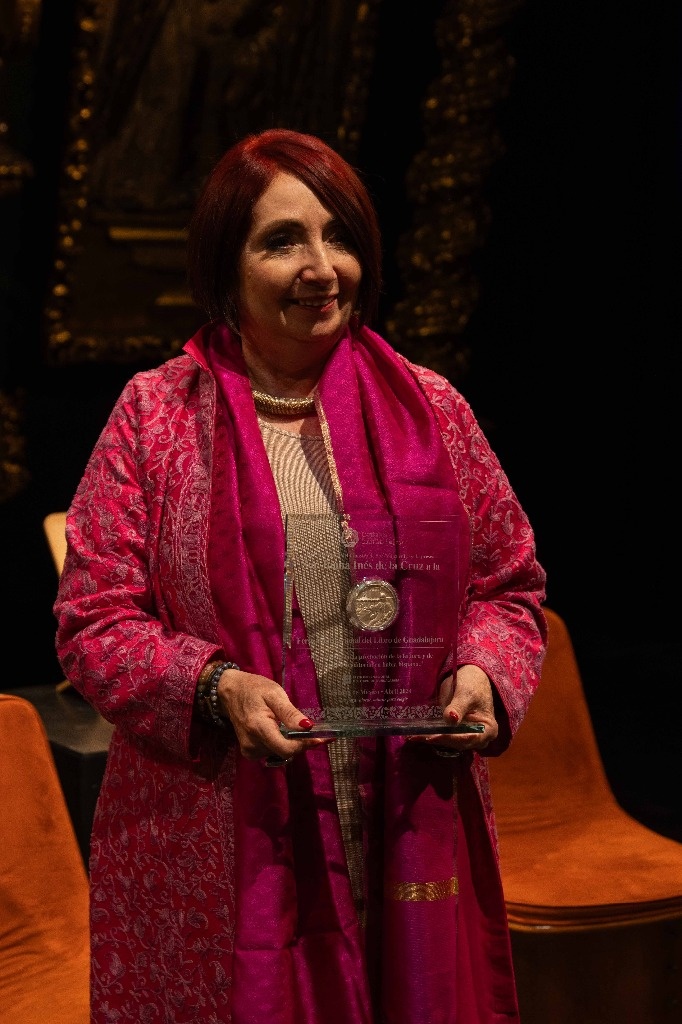 Marisol Schulz receives the Sor Juana Inés de la Cruz award