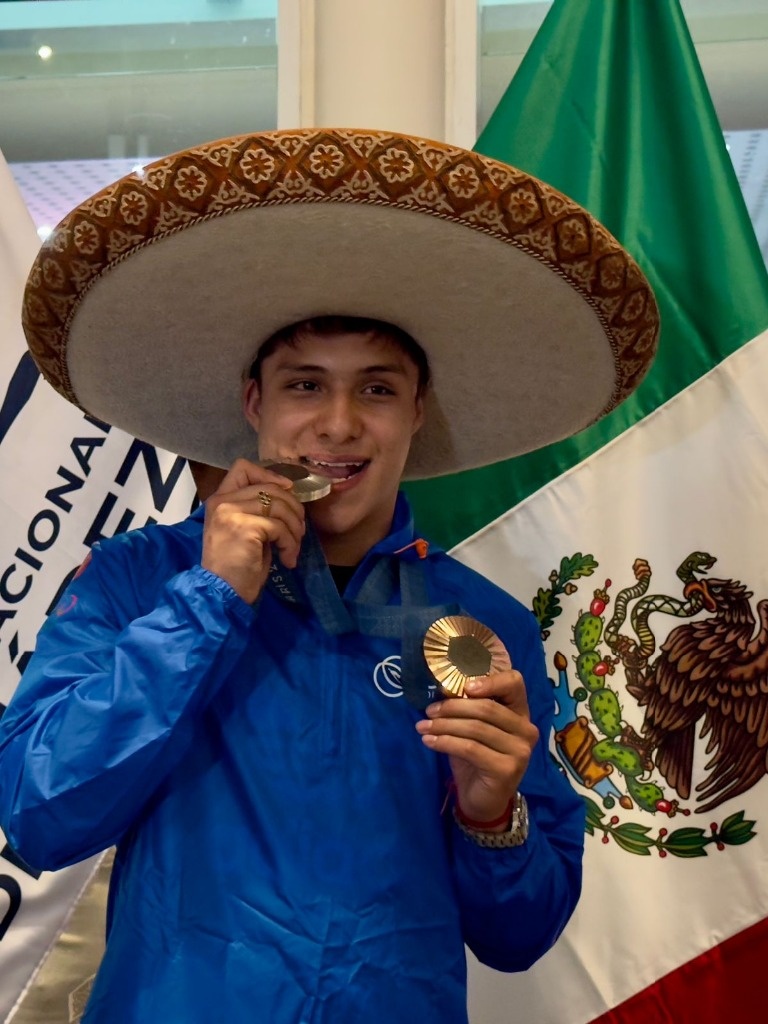 With mariachis, Osmar Olvera, double Olympic medalist, is welcomed at the AICM