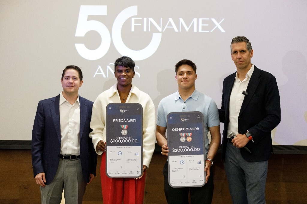 Prisca Awiti and Osmar Olvera receive incentives for medals in the Olympic Games