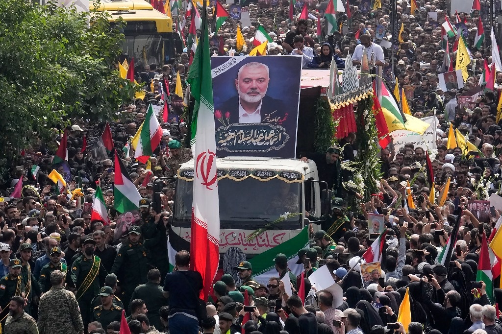 Revenge demanded at funeral procession for Hamas leader